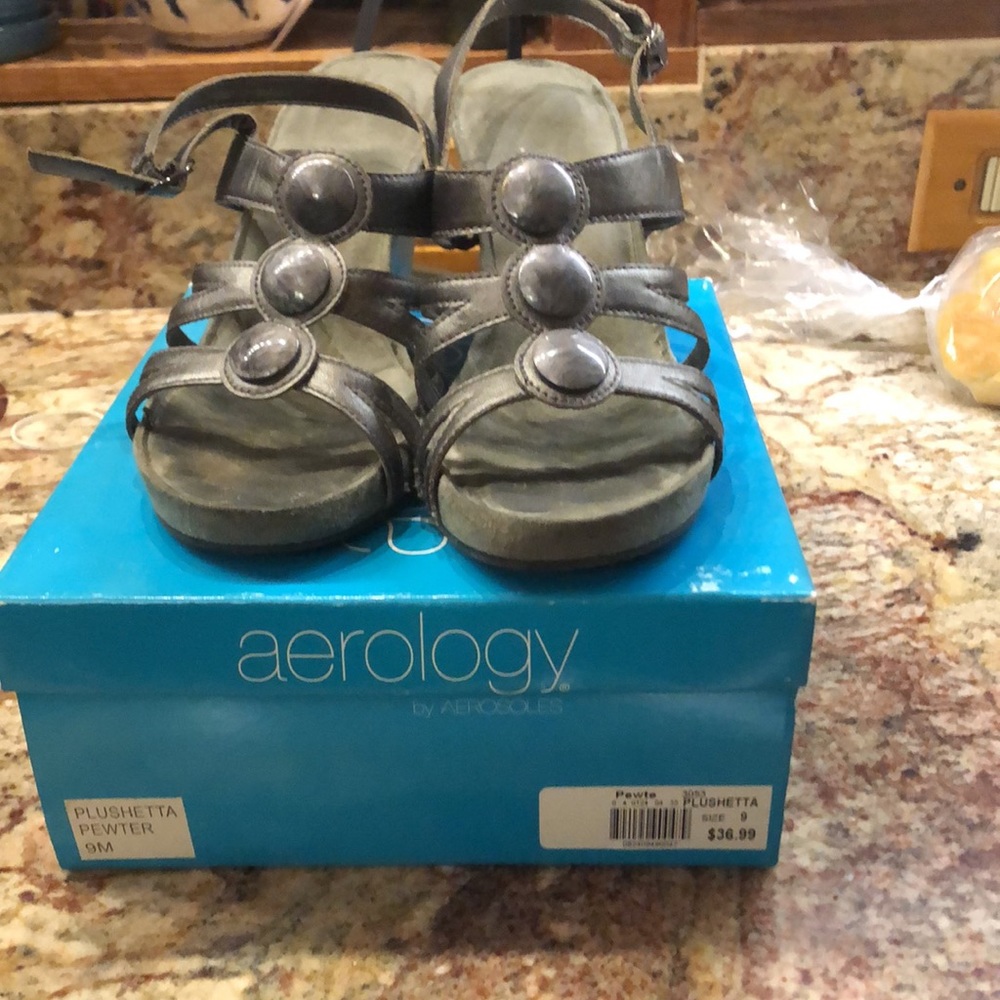 Kaki Green 9 M Sandals; Cute and Comfy; Good Condition; original box!